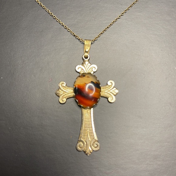 Jewelry - Large vintage cross necklace on vintage chain 💫
